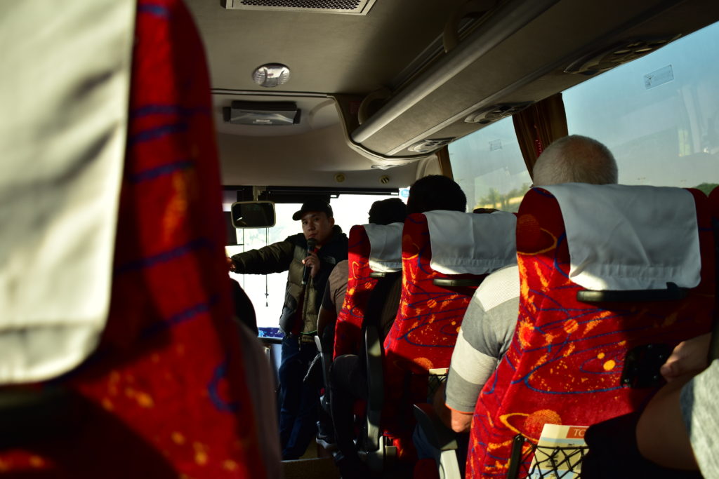 【画像】ドーハ市内観光ツアーのバス（車内）