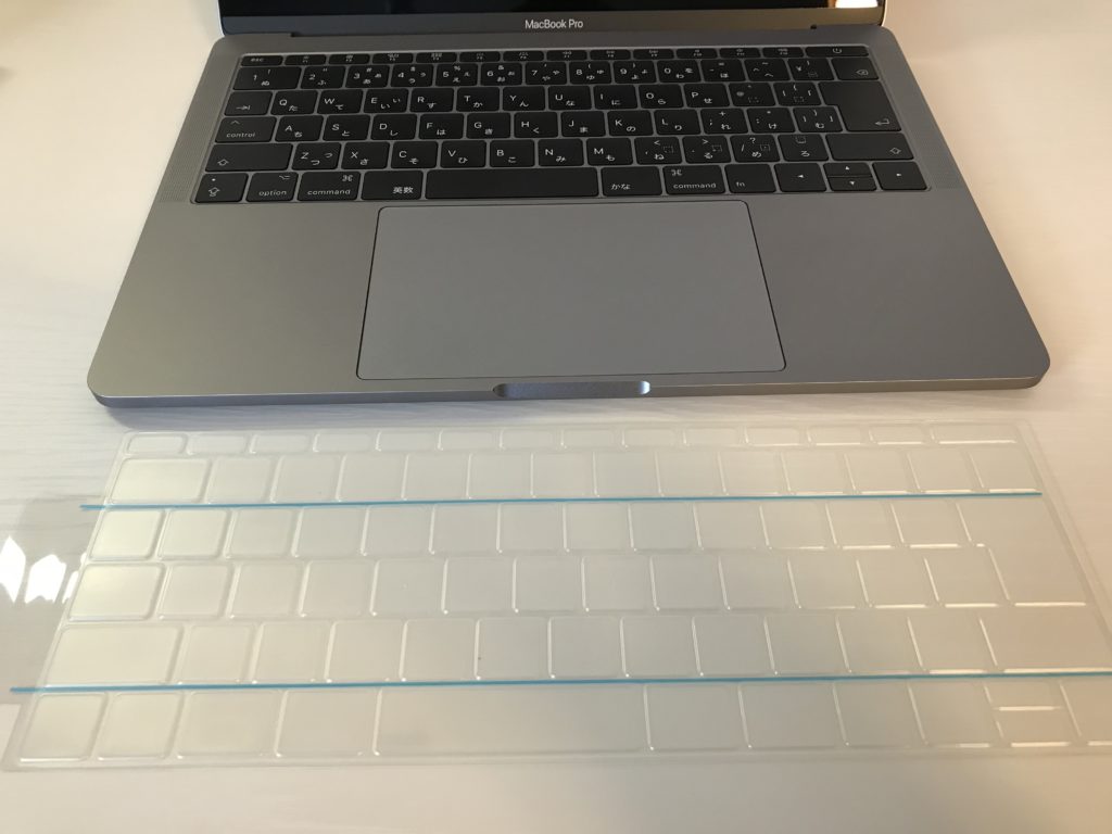 【画像】moshi キーボードカバー　中身とMacbook本体