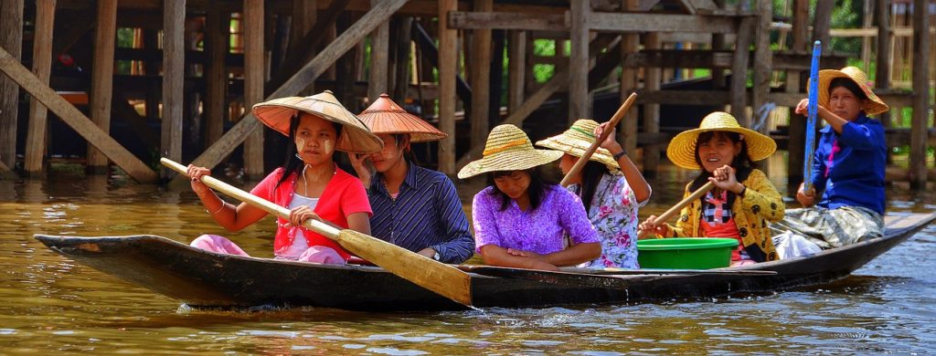 【画像】インレー湖に住む、船に乗る女性たち