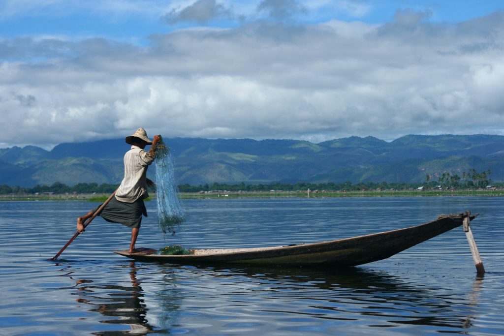 【画像】インレー湖の片足漕ぎ漁